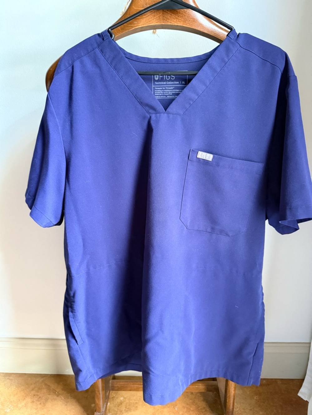 FigsMen’s Navy V-Neck Medical Scrub Top